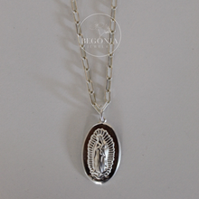 Cargar imagen en el visor de la galería, Collar Virgen de los Rayos Plata
