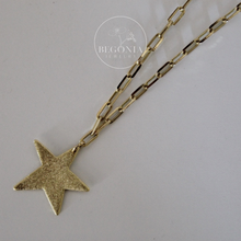 Cargar imagen en el visor de la galería, Collar Estrella Asimétrica Mate Oro
