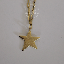 Cargar imagen en el visor de la galería, Collar Estrella Asimétrica Mate Oro
